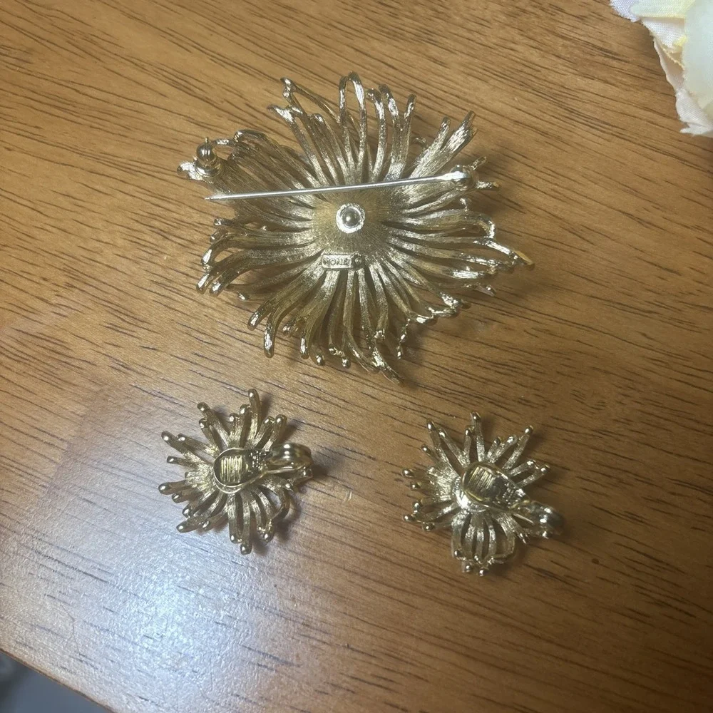 Vintage MONET Set Gold Tone Earrings STARBURST‎ Golden Flower Clip On And Brooch